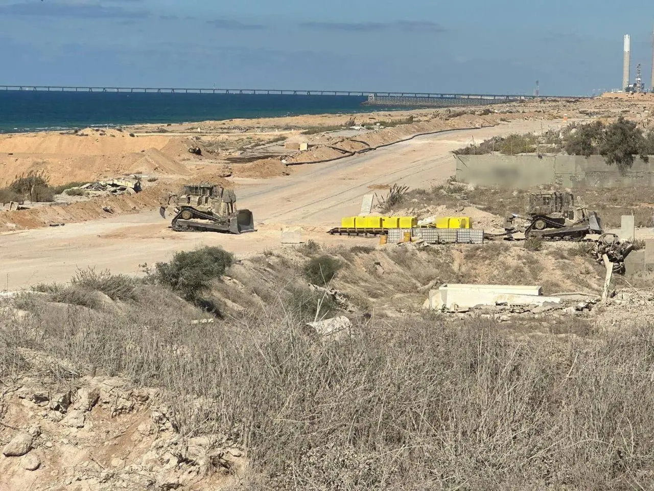 الاحتلال يزعم استهداف شخصين شمال غزة بعد تجاوزهما ما يُسمى “الخط الأصفر”